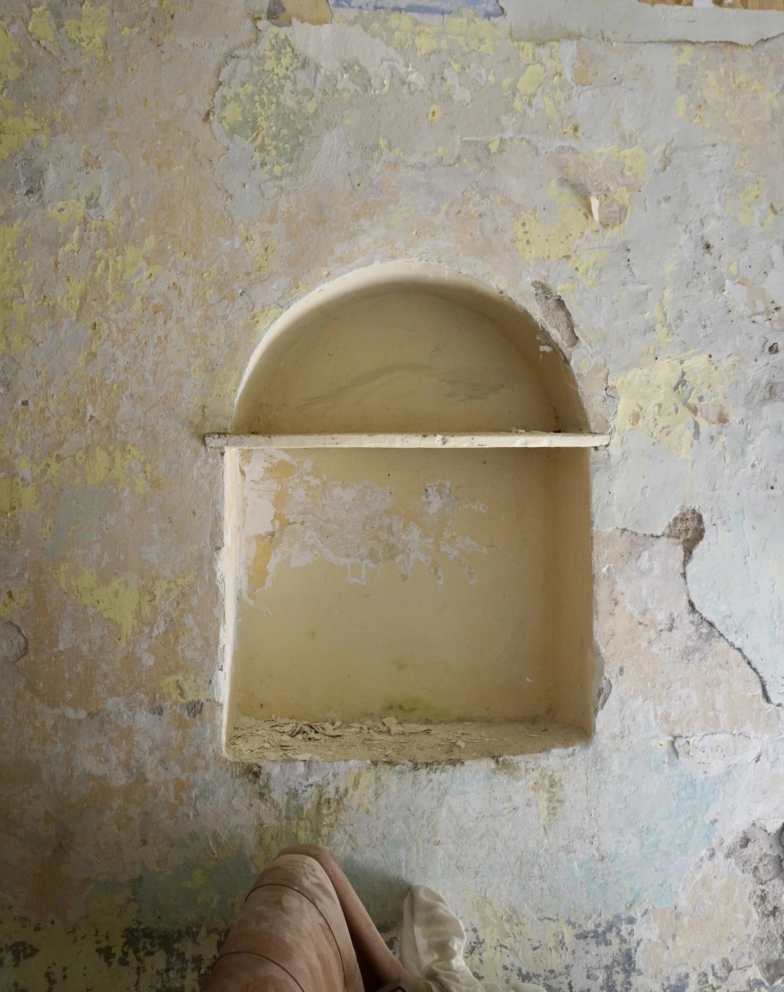 Original architectural details and nooks inside medieval Casa Bondi