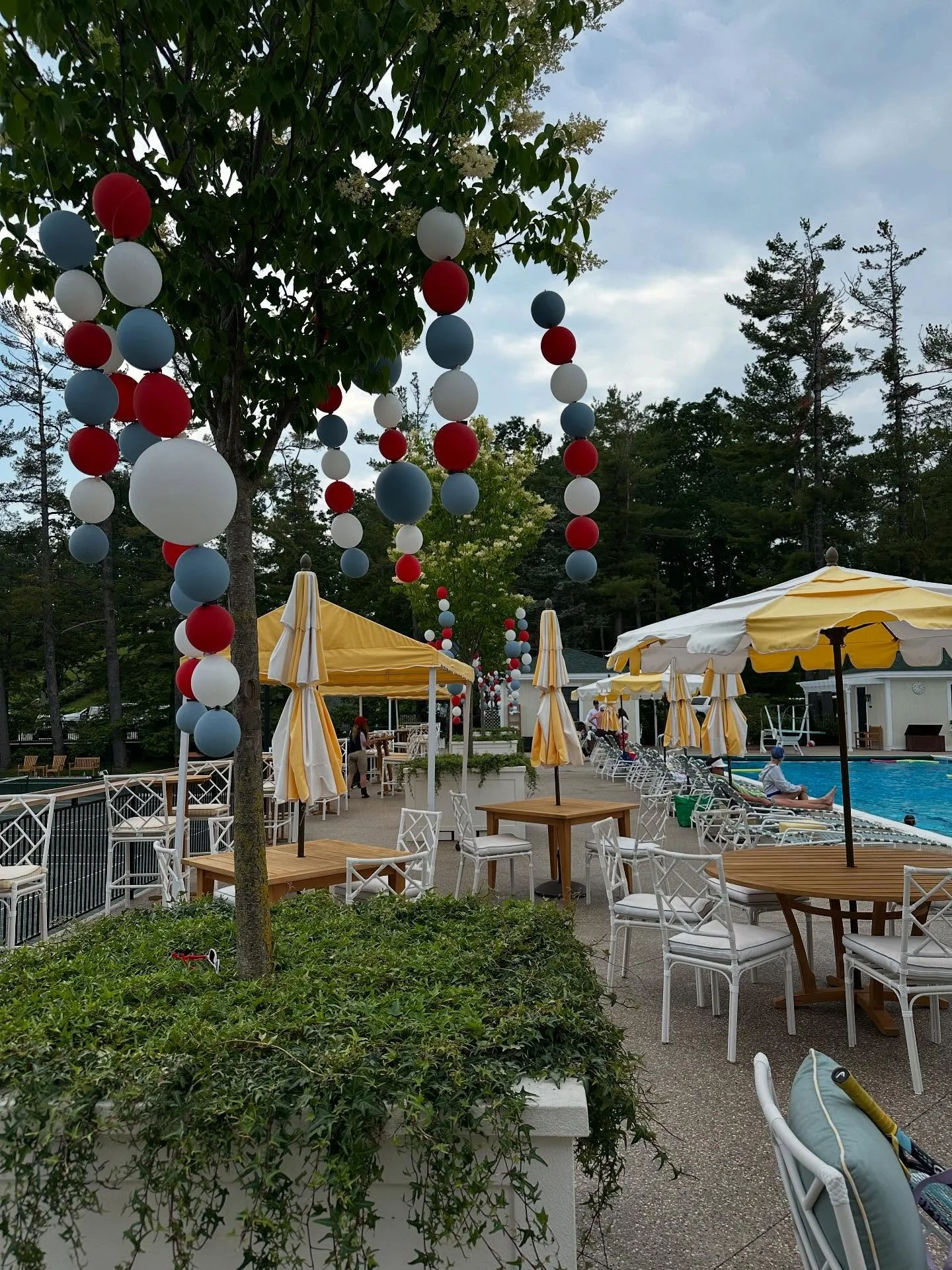 Linking up for the perfect party vibe at this poolside cocktail reception ✨🎈

#balloonstylist #ballooninspo #harborsprings #linkoloon #petoskeymi #puremichigan #events #sempertex #styledevents