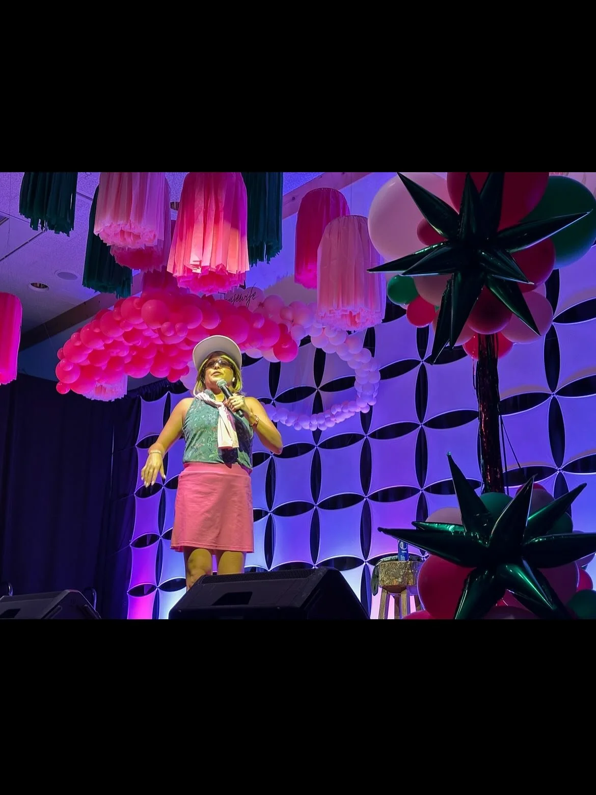 ✨ Stage design fit for the gieurlz at this week&rsquo;s Entitled Housewife show at Boyne Mountain.

Think balloons are only fit for your Dashiell &amp; Macabee&rsquo;s parties out there?? Think again.. because if you&rsquo;re not posing under a custo