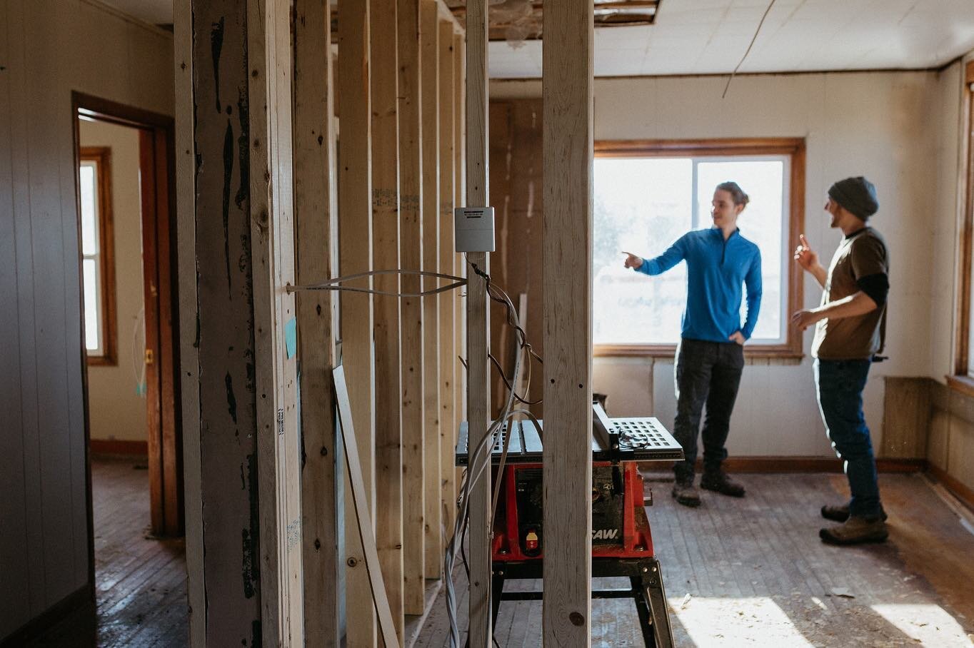 PR Construction has been busy with this apartment remodel, where there was just beams we can now see fresh sheets of drywall! 💪