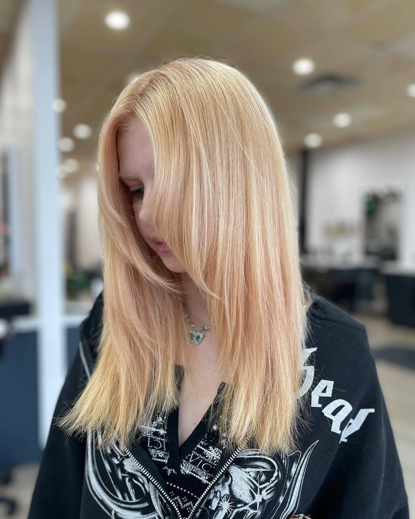 Gimme a slice of that strawberry shortcake 🍓🍰
•
•
•
#hairstyles
#haircut
#hairstylist
#haircolorist
#blonde
#blondebalayage
#blondehighlights
#blondespecialist
#blonding
#utahblonde
#utahblondehair
#utah
#utahstylist
#u