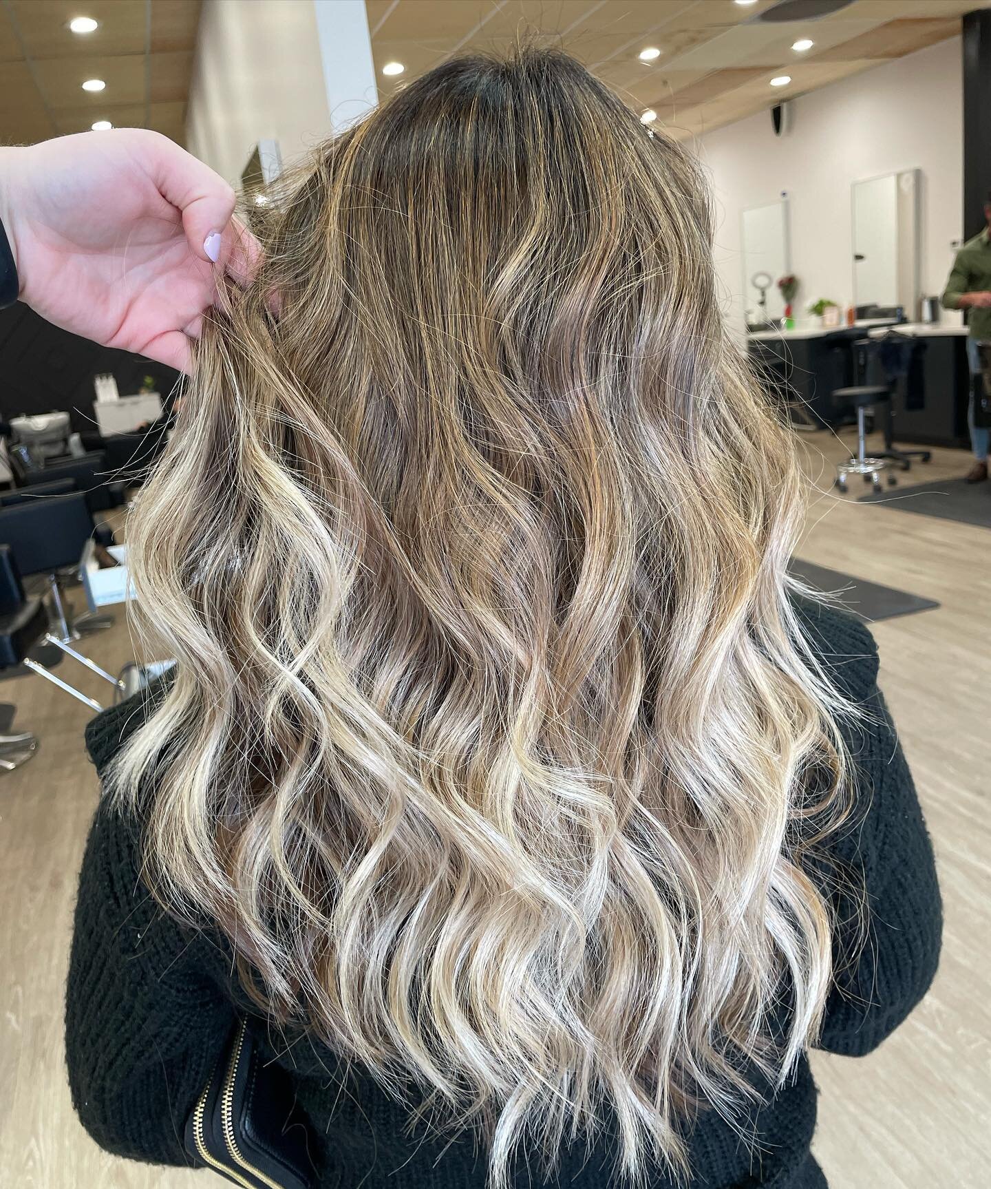 Drab to fab 🤩
Goal:
1. get rid of brassy root
2. Brighten ends
3. Blend out banding
Mission complete ✅
•
•
•
#hairstyles
#hairgoals
#haircolor
#hairpainting
#haircut
#hairstylist
#utahhairstylist
#utahhair
#utahhairsalons