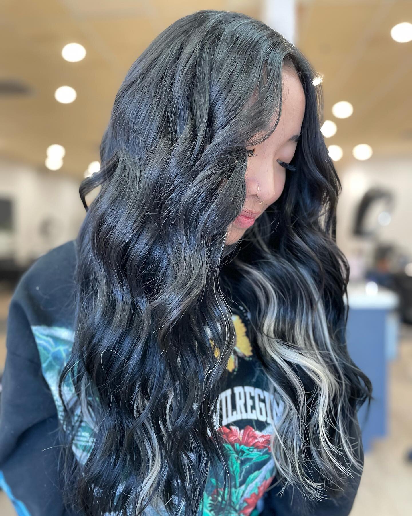 My love for extensions grow EVERYDAY 😱 it’s absolutely insane what a difference they can make. Not only can we add length, but also color! The blonde in her hair is only extensions. No damage, no fading, no yellowing. It will stay this bright