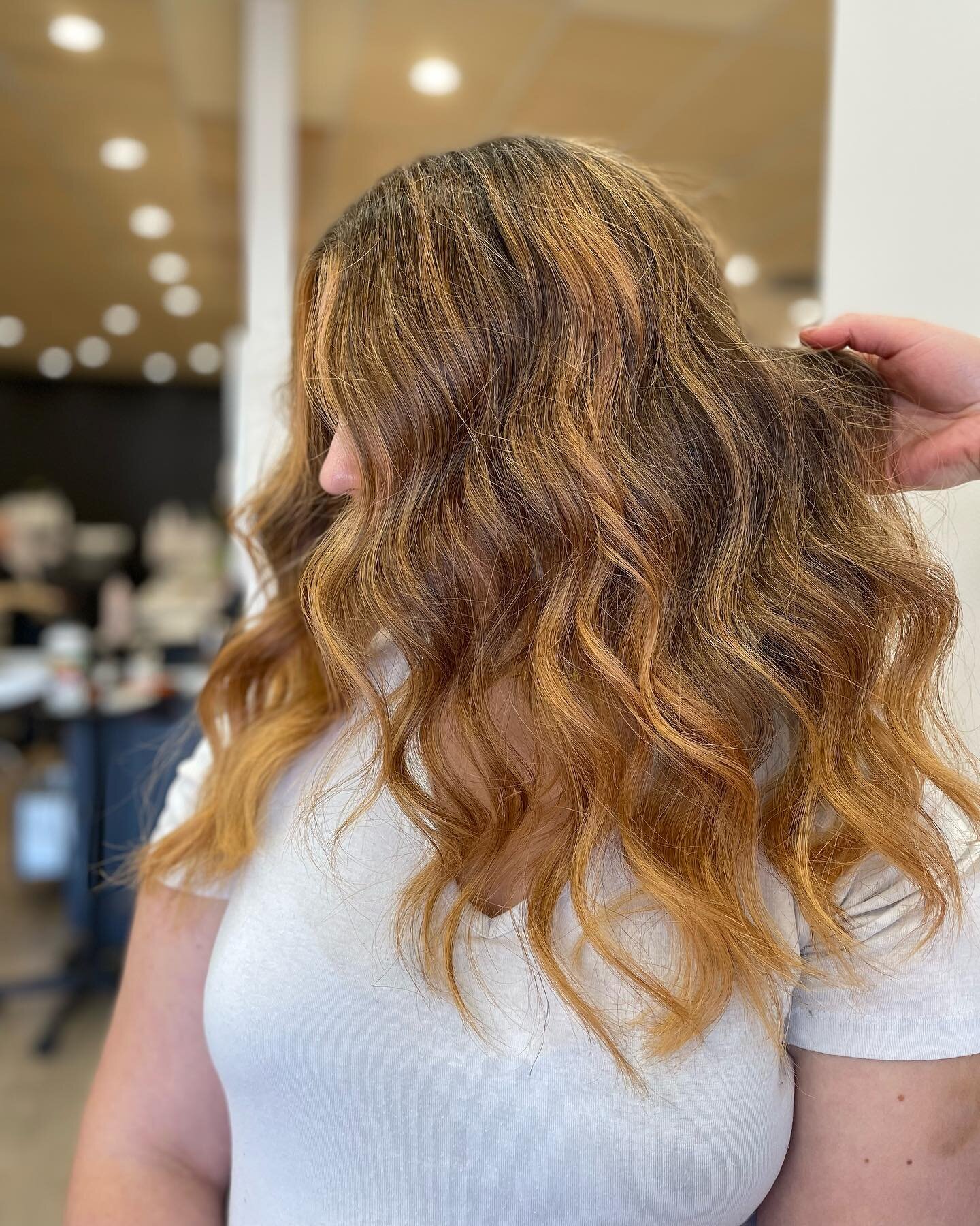 Spooky season is among us my friends 👻😱
Currently drooling over this transformation 🧡
•
•
•
#hair
#hairgoals
#fall
#fallhaircolor
#fallhairtrends
#acceptingnewclients
#slc
#slchairstylist
#slchairsalon
#balayage
#utahhair
