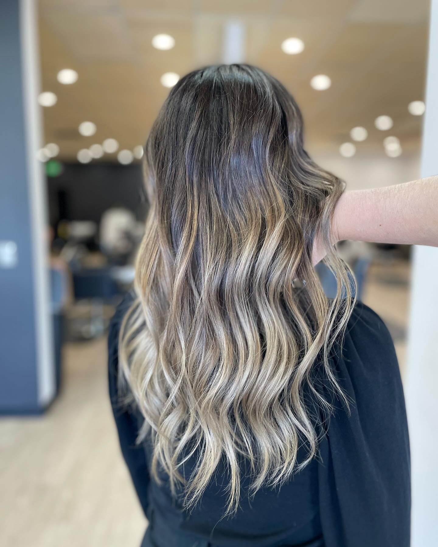Tell me this isn’t the most beautiful thing you’ve seen today❕❕❕betcha can’t😋
Aleigha’s 🔥HOT TAKE🔥
Sometimes blonder isn’t better 🤷🏼‍♀️
•
•
•
#hairtransformation
#colorcorrection
#rooted
#roote