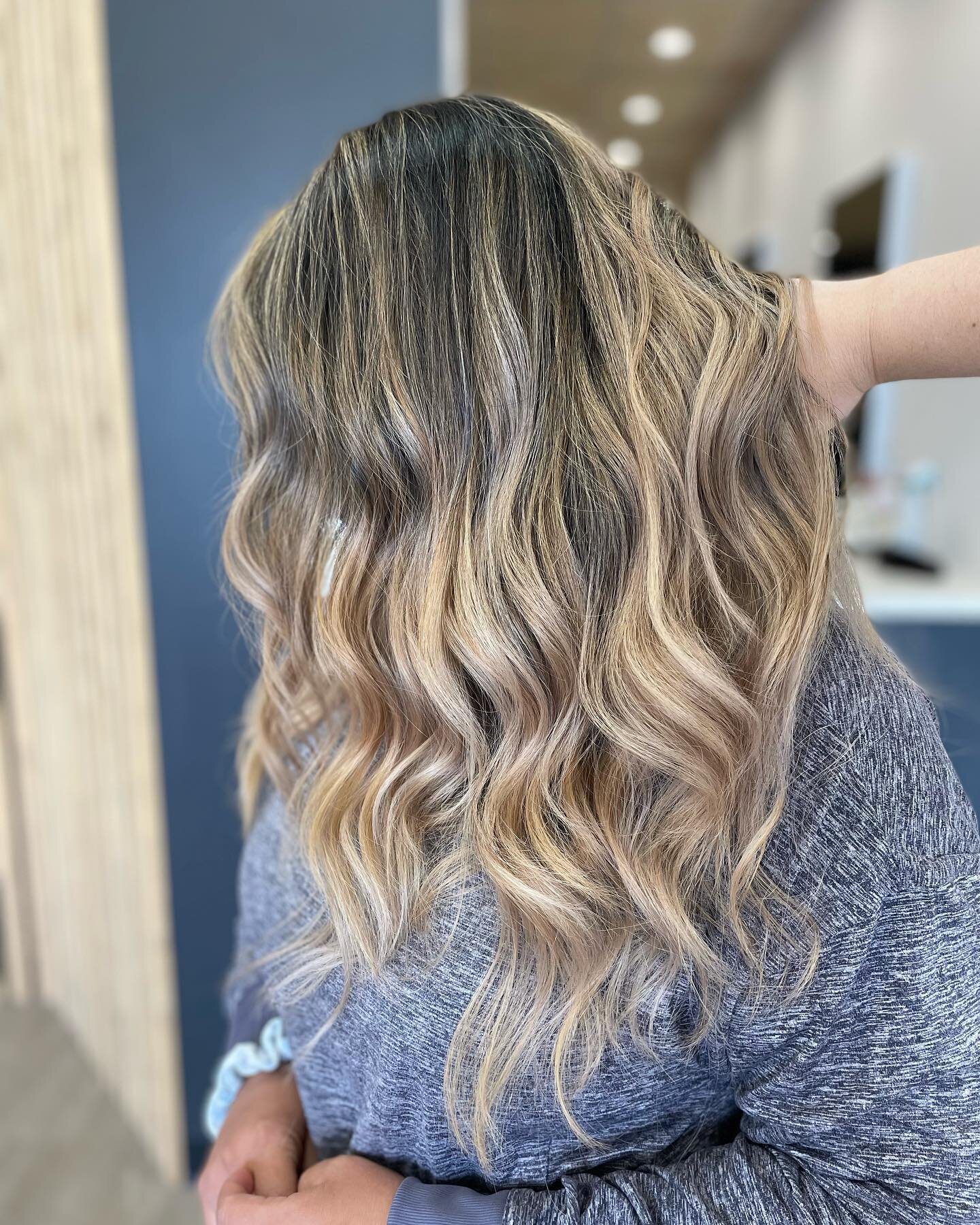 A year worth of grow out✔️
Huge transformation ✔️
Gorgeous client ✔️ @bmorales87
•
•
•
#hairtransformation
#hairstyles
#hairgoals
#balayage
#haircolor
#hairideas
#haircolorist
#haircut
#hairgrowth
#utahhair
#acceptingnewcli
