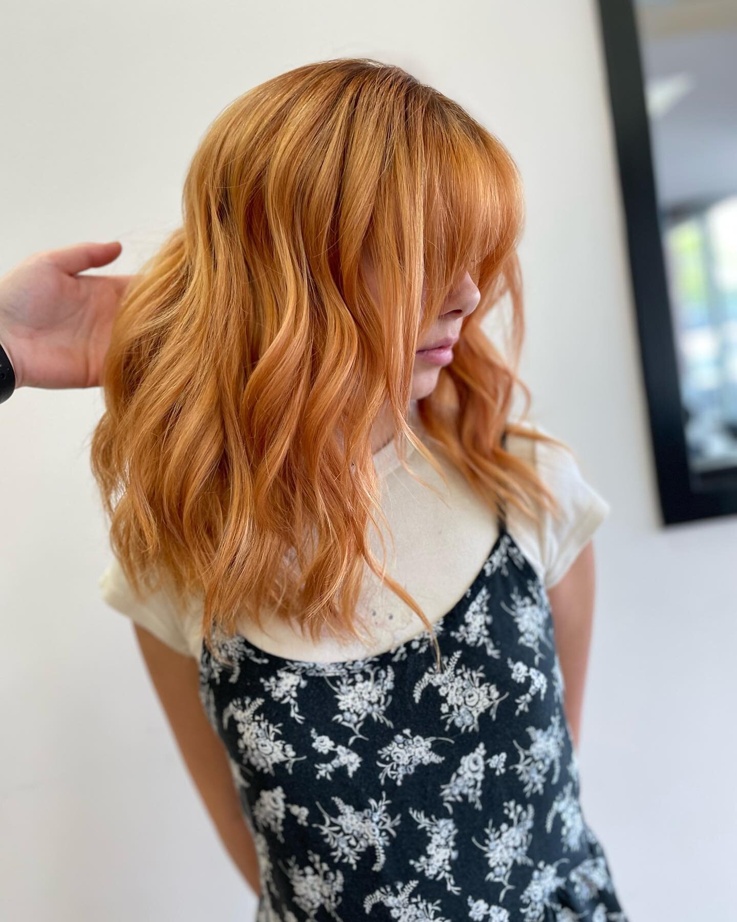 Tell me this isn’t the most gorgeous color you’ve ever seen 😇 are you ready for pumpkin spice lattes ☕️and sweater weather🍁?? Cause’ I sure am 😋
#hair
#hairgoals
#haircut
#haircolor
#hairstylist
#hairtransformation
#fall