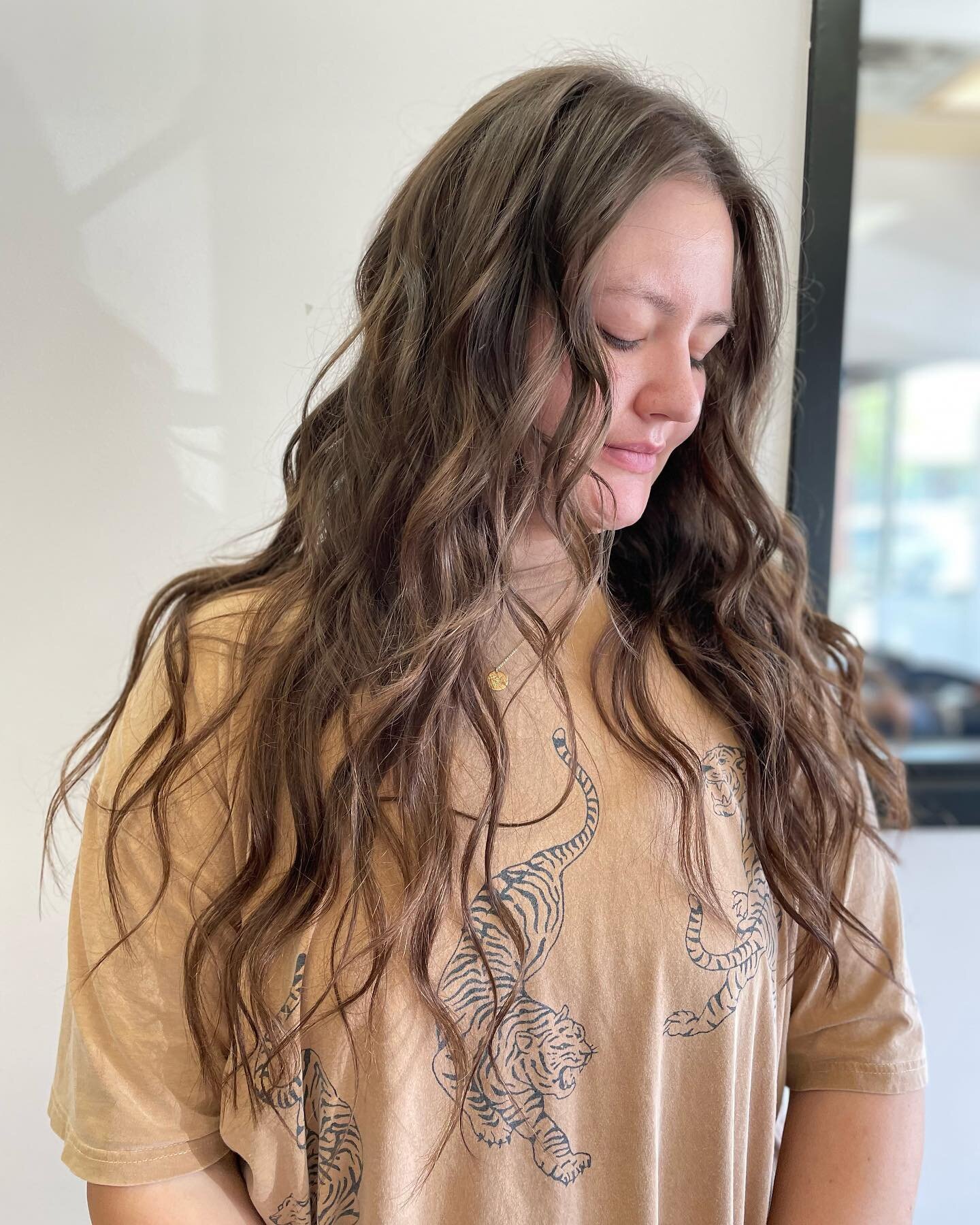 The difference extensions can make is INCREDIBLE 🤯 swipe to see the before. I love my job because I get to boost confidence and have people leave my chair smiling 😊 I know it’s cheesy but SO TRUE 💕
•
•
•
#hair
#hairstyles
#h