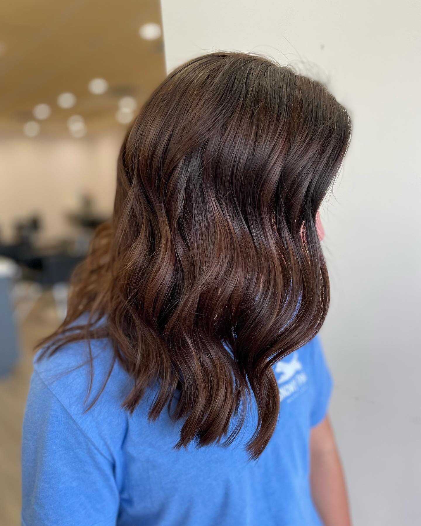 Why is box dye so bad??🤔
They typically contain high amounts of ammonia, PPDs, nitro dyes, metallic salts, and even unclean henna. These are harsh chemicals that can be extremely damaging to the hair as well as cause reactions to sensitive skin and