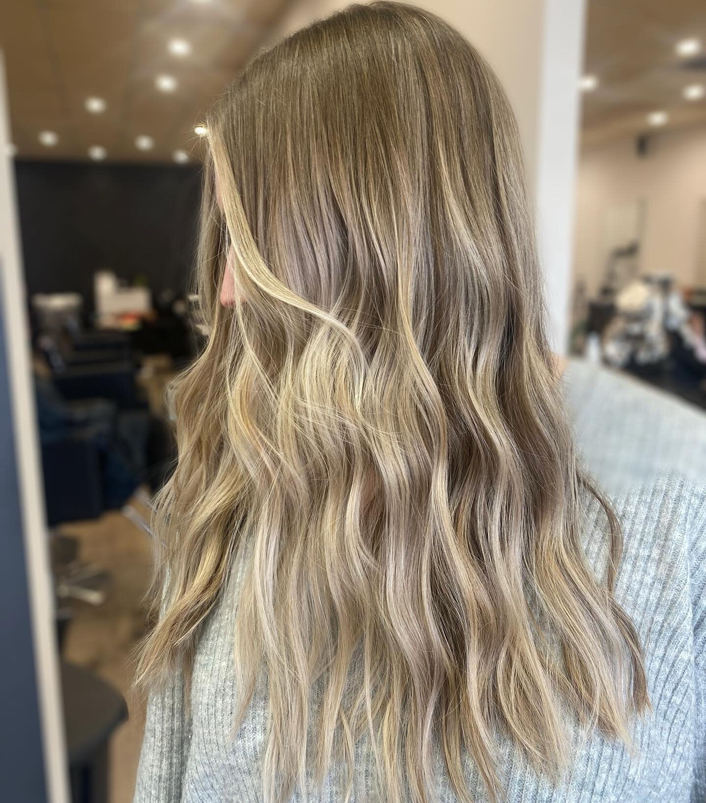 low maintenance blonde ✔️
don’t like to come into the salon all that much?
A lived in color might be the best option for you!
lived in color offers more longevity and a smoother grow out!!
-
-
-
-
#livedinblonde #livedinhair #blondespeciali