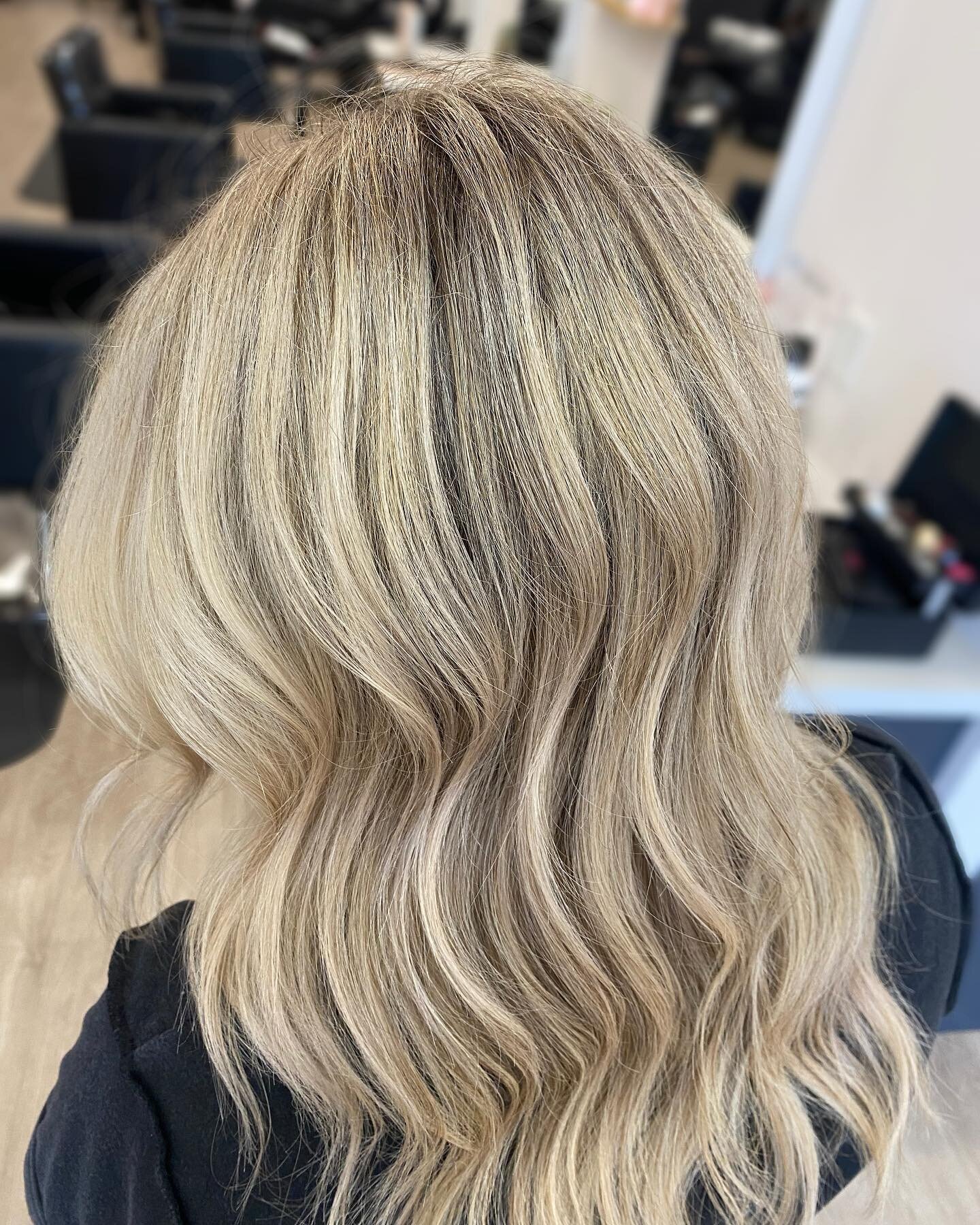 nice and blended😍✨
did you know over using purple shampoo too often can dull and darken your highlights over time? I recommend using purple shampoo once a month!
-
-
-
-
#slchair #utahblondes #slcsalon #sandyutsalon #sandyuthairstylist #prioritysal