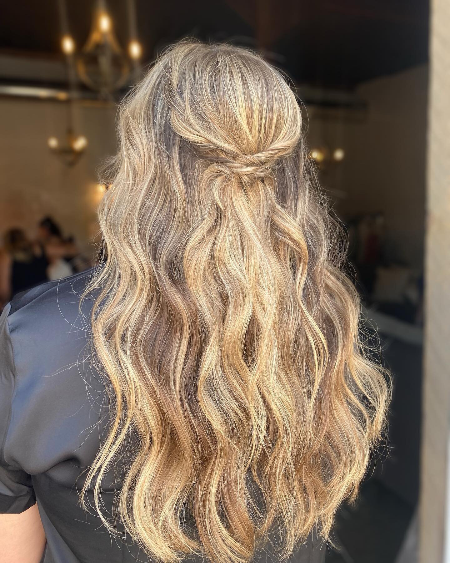 a simple bridesmaid style for your feed ✨💗
-
-
-
-
#slchair #sandyuthairsalon #utahhair #sandyut #sandyuthairstylist #prioritysalon #utahwedding #slcwedding #utwedding #utahweddingphotographer #utahhairsalon
