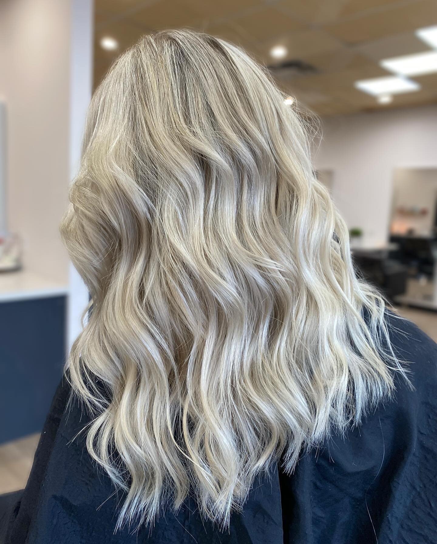 full highlight to freshen things up a bit 💫
-
-
-
-
-
#utahhair #uthairstylist #slchair #sandyutsalon #prioritysalon #utahblondingspecialist #slcsalon #utahhairextensions