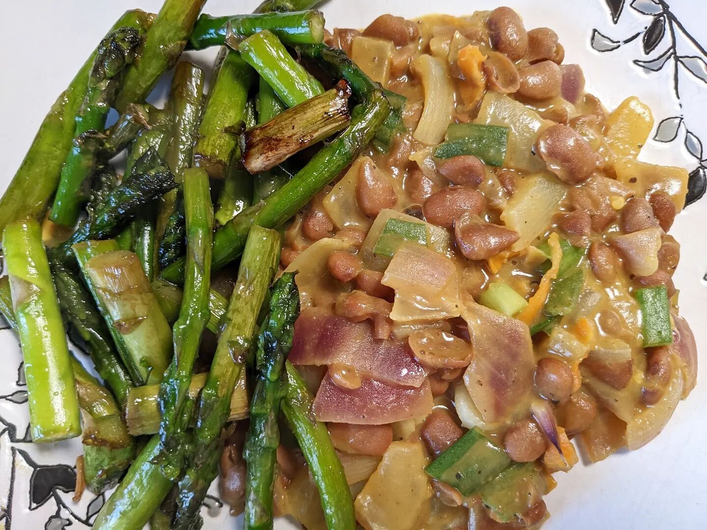 Beans and Asparagus. This is so good, but the way the asparagus was cooked can be adapted to other veggies. #beans #asparagus #healthymeals #fastfood #easymeals @divinecooking