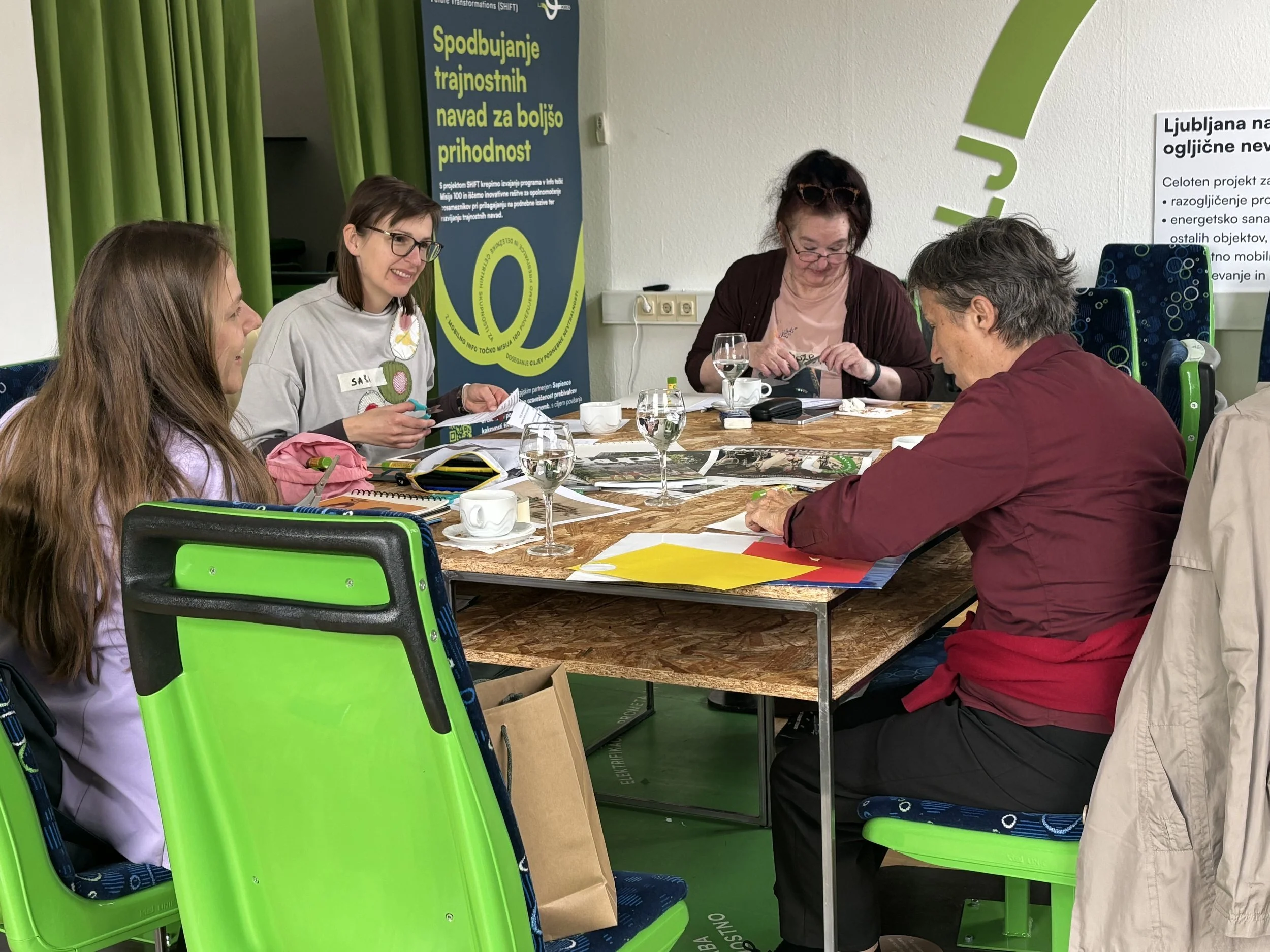 Kolaž iz besed, ki nam pomaga deliti naše misli