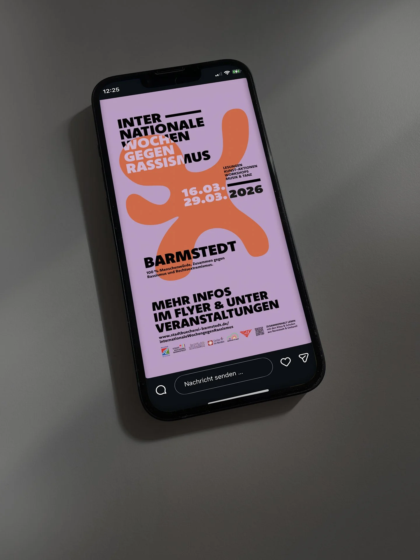 Abbildung eines Social-Media Beitrags auf einem Handy-Display zu den Internationalen Wochen gegen Rassismus.