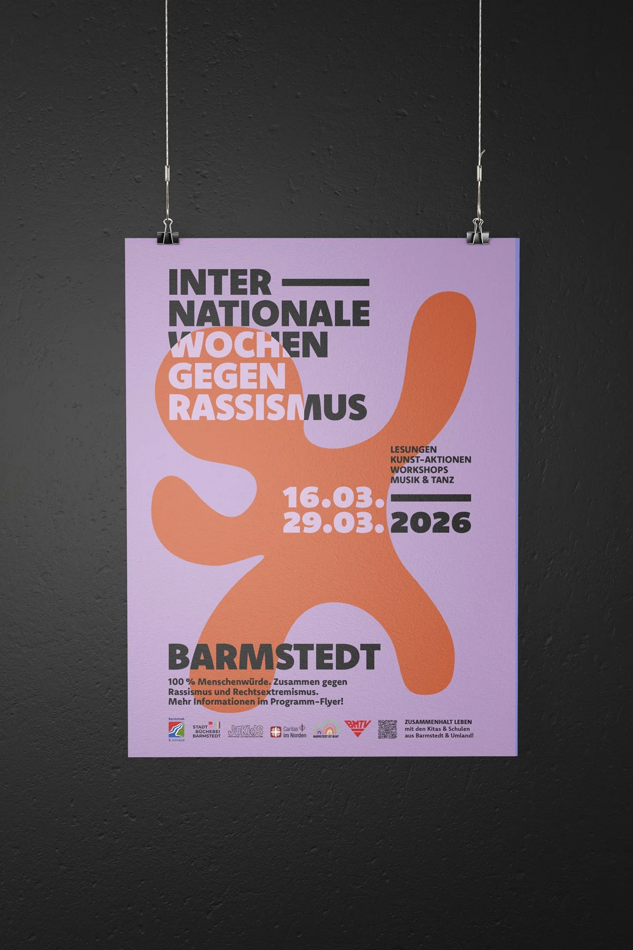 Plakat für die Internationalen Wochen gegen Rassismus in Barmstedt. Eine orange-farbene Illustration hält einen Arm hoch, es deutet ein Stopp an. Auch darauf zu sehen sind die Veranstaltungsinformationen vom 16.03.–29.03.26.