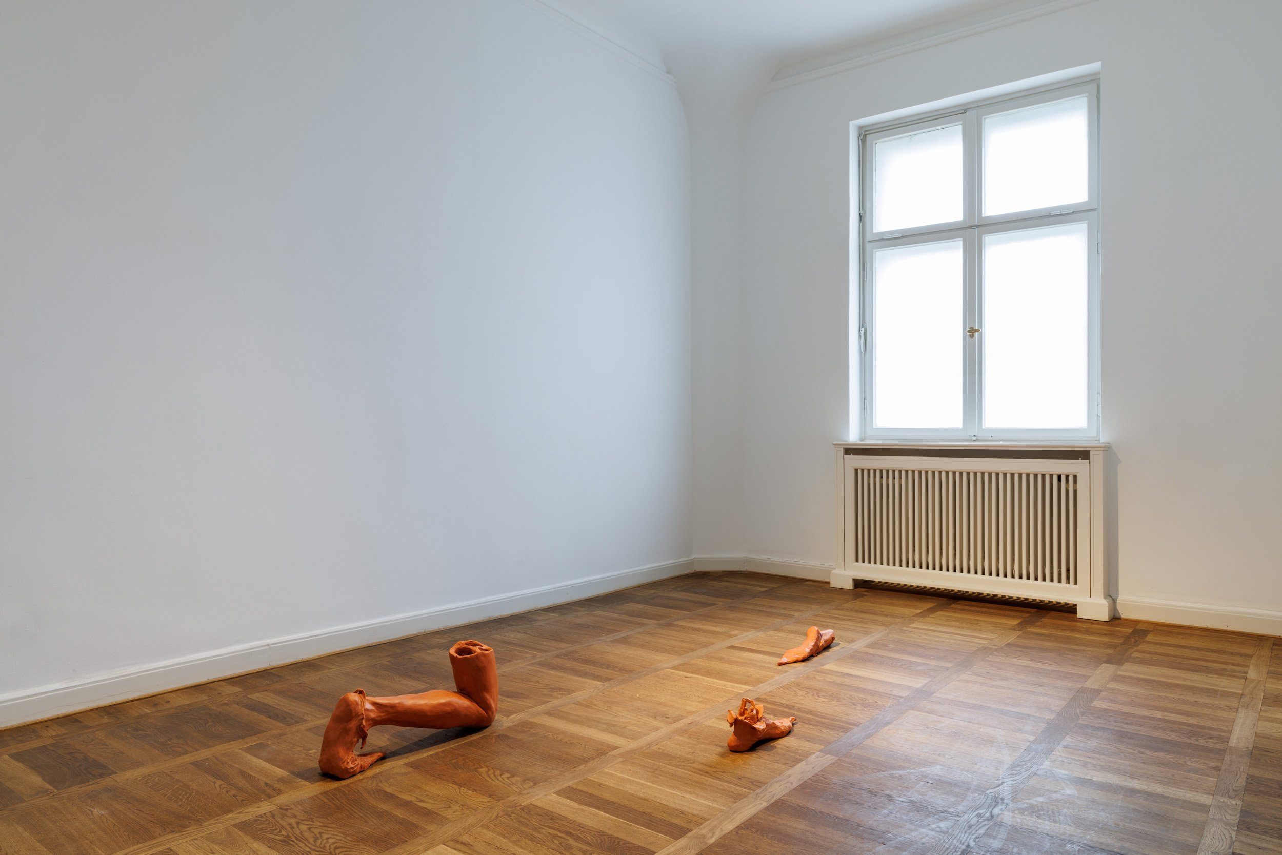  Beth Collar,  Daddy Issues, 2019.  Courtesy the artist, Gallery Khoshbakht. Installation view of  Bruno Pélassy and the Order of the Starfish,  Haus am Waldsee 2023. Photo: Frank Sperling 