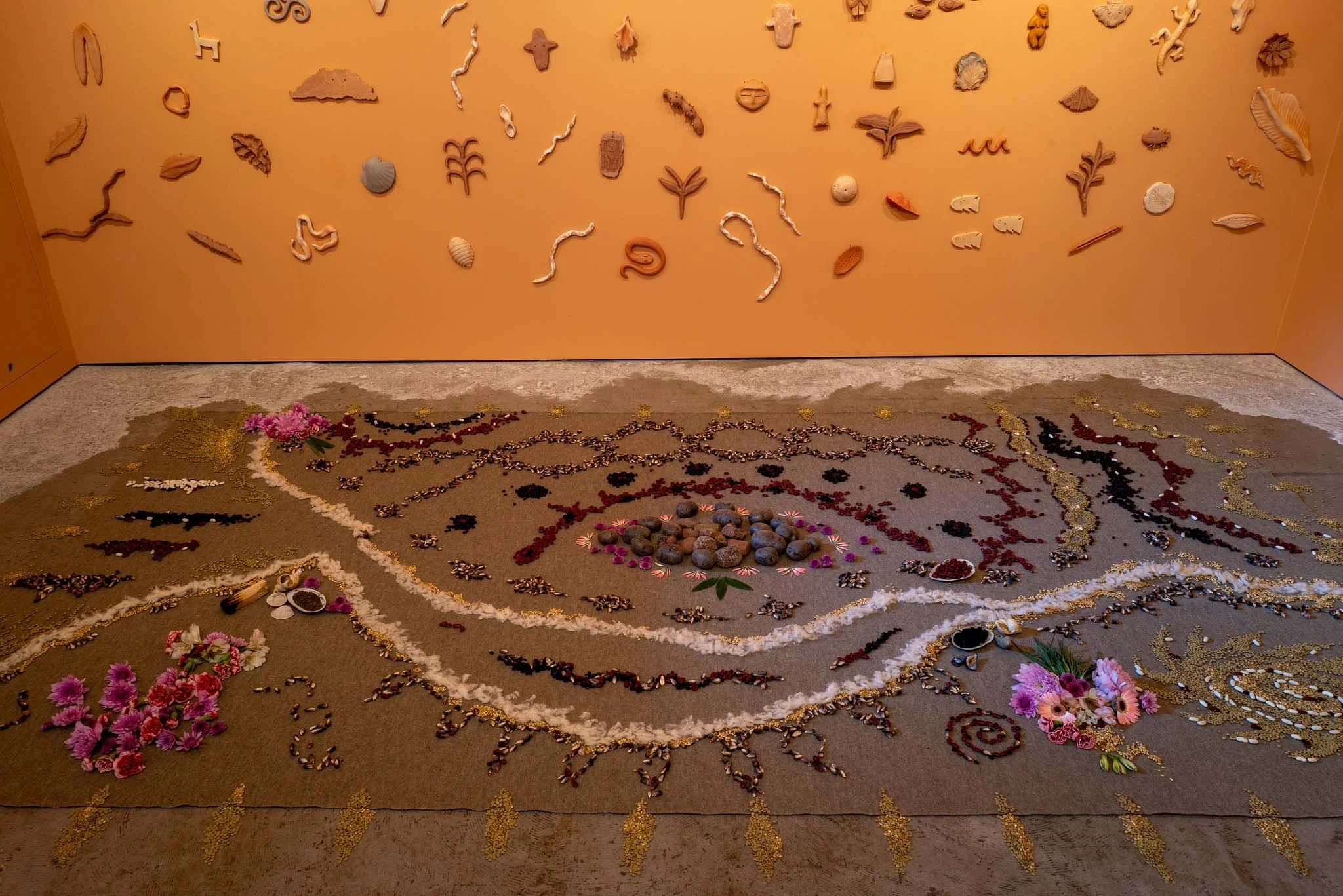 Imayna Caceres, Installationsansicht von Underground Flourishings , 2025 auf der Liverpool Biennale 2025. Foto: Mark McNulty