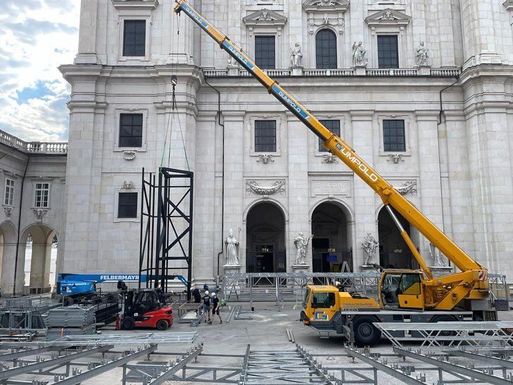 Jedermann-B&uuml;hne am Salzburger Domplatz

Die Trib&uuml;ne hat Platz f&uuml;r sage und schreibe 2289 Festspielg&auml;ste. Schon seit vielen Jahren sind wir hier Teil des Aufbauteams in dieser prominenten Umgebung im Herzen der Stadt Salzburg.

#sa