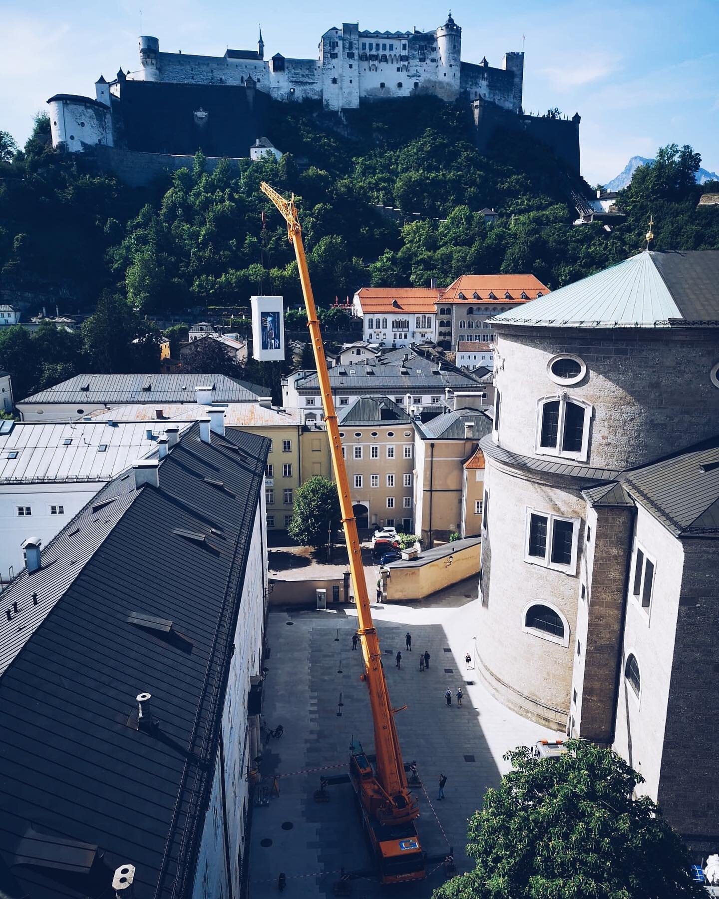 Das Sattler-Panorama &ndash; ein etwa 125 Quadratmeter gro&szlig;es Gem&auml;lde des K&uuml;nstlers Hubert Sattler &ndash; ist von der Neuen Residenz in die Orangerie beim Mirabellplatz umgezogen - wir waren dabei. 🏗️🏞️👨&zwj;🎨

#salzburg #salzbur