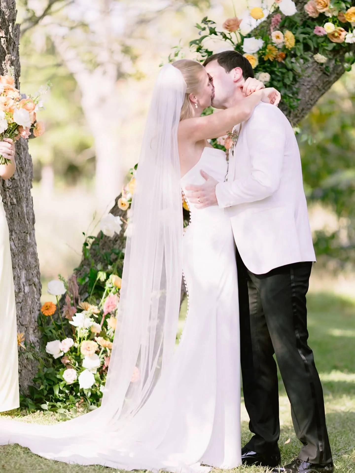 The Petitts are married and the perfect buttercream rose does exist. 💛

#hillcountrywedding #texasweddingflorist #weddingflorist #austinflorist
#weddingflowers #floraldesign
#realweddings #weddingbouquet

📷 @algawlik
@oliveandopalevents 
@pecanspri
