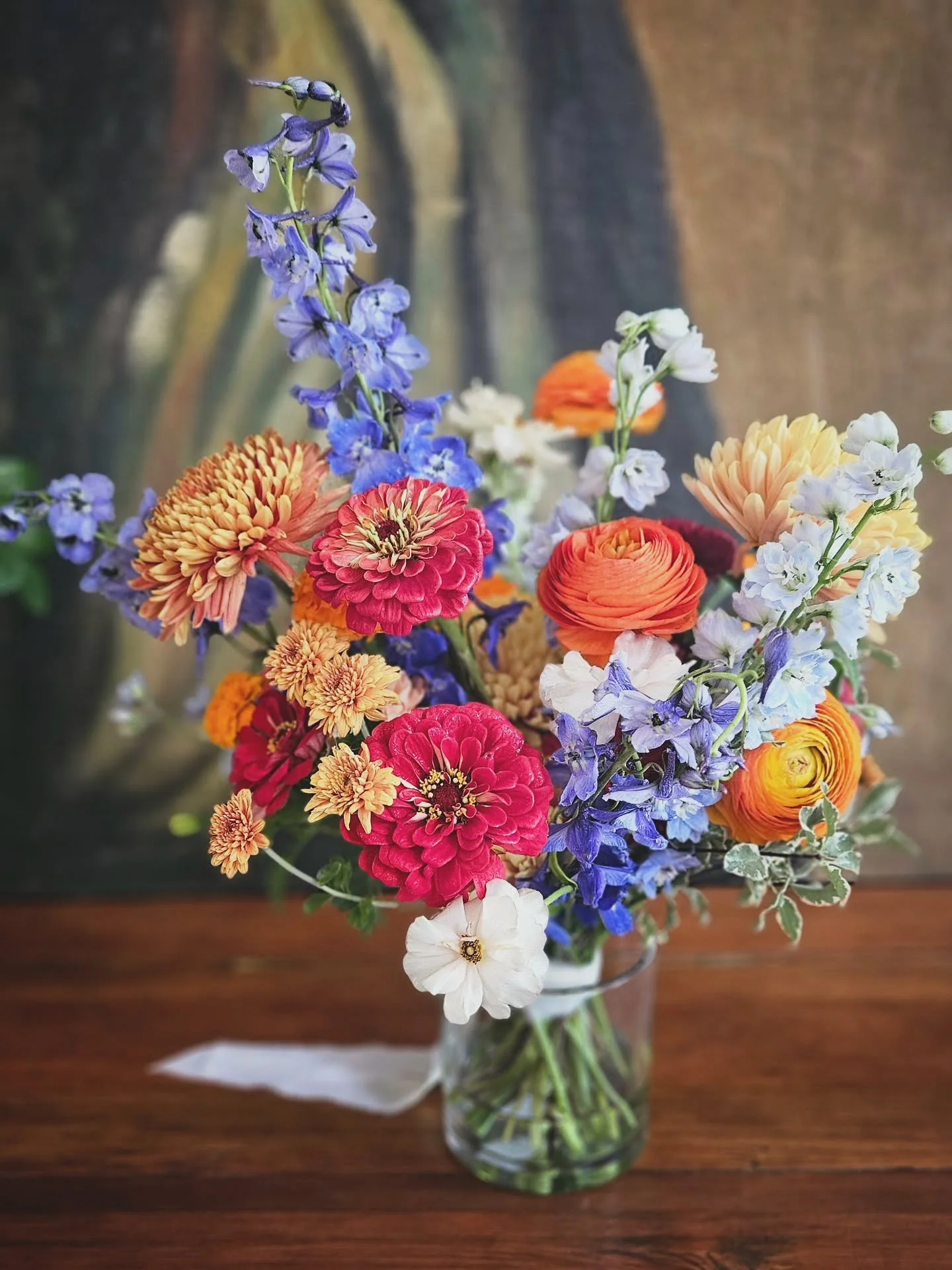 Primary colors, but make it bridal 💛❤️💙 Casey&rsquo;s bouquet was all the warm and cozy fall feels &mdash; marigolds, zinnias, and delphinium bringing the happiest mix of color and texture. Proof that bold blooms never go out of style 🍂✨

#fallwed