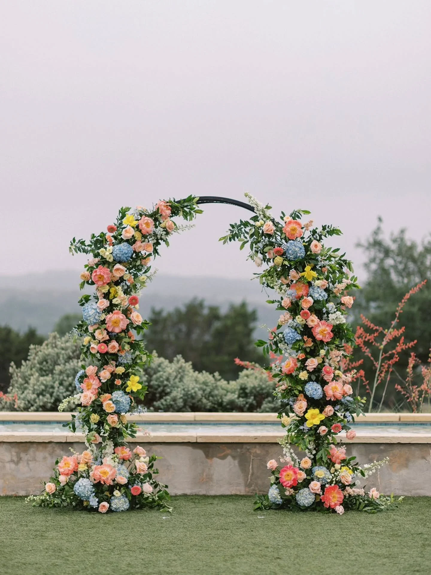 💐 How much do wedding floral arches actually cost? (Austin edition)

If you&rsquo;re dreaming of a ceremony backdrop moment, here&rsquo;s what couples typically invest in the Austin area:

🌿 Partial floral arches (asymmetrical, ground pieces, or li