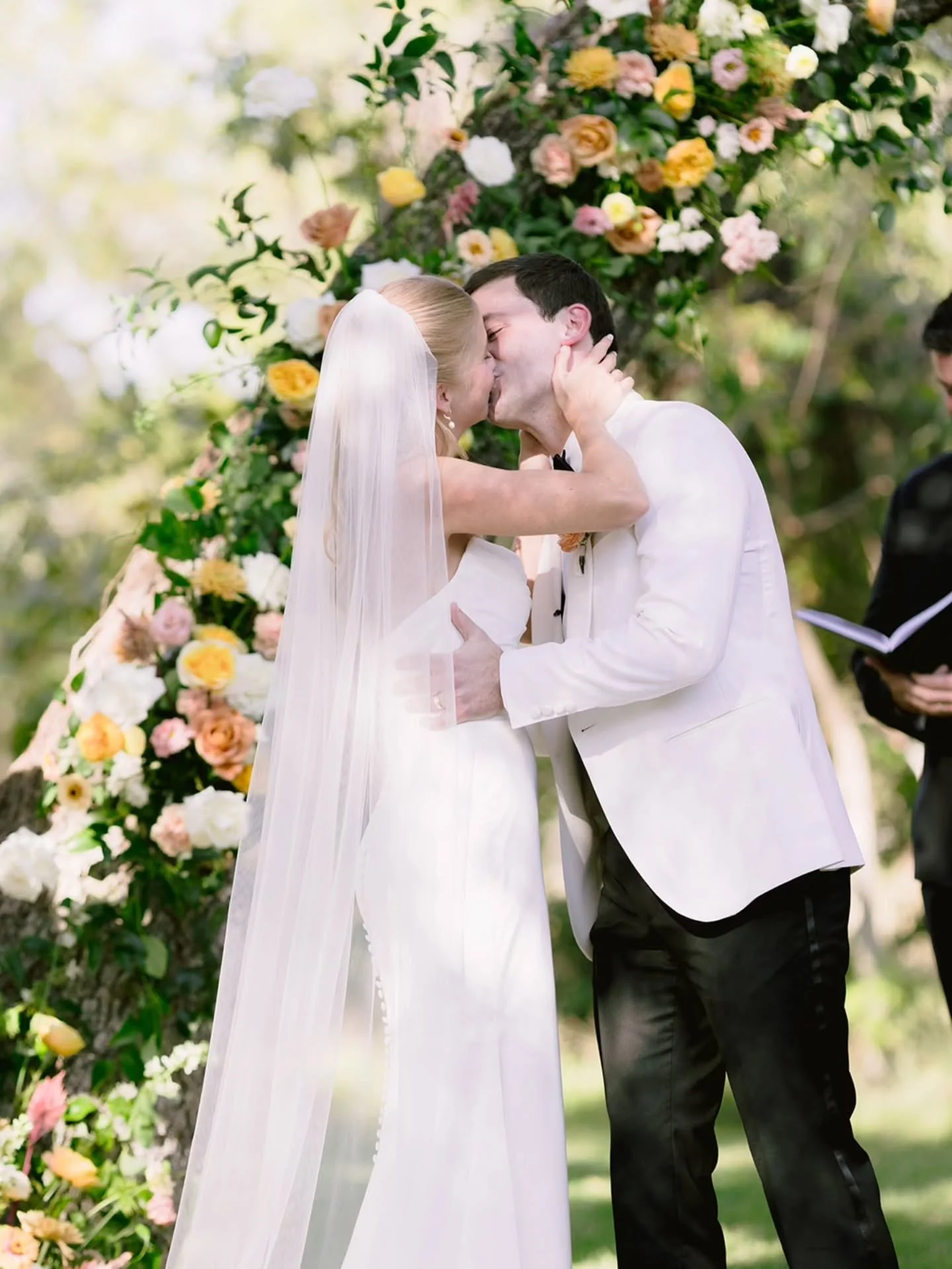 The perfect buttery garden rose does exist. 💛

Soft, romantic, and made for refined fall celebrations.

Timeless, textural, and effortlessly romantic&mdash;just the way we love our autumn weddings.
Save this for your fall wedding inspo 🍂🪾

📷 @alg