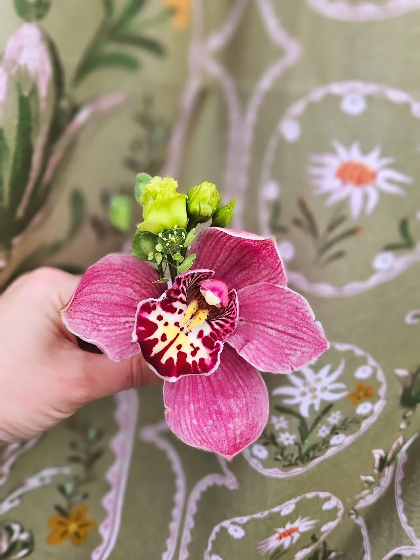 First boutonniere of 2026 and it&rsquo;s giving @anthropologie vibes in the best way ✨ Totally matching our favorite @anthropologiehome curtains. Cheers to a beautiful year ahead!

#yarrowandjames #boutonniere #weddingflorals #floraldesign #anthropol