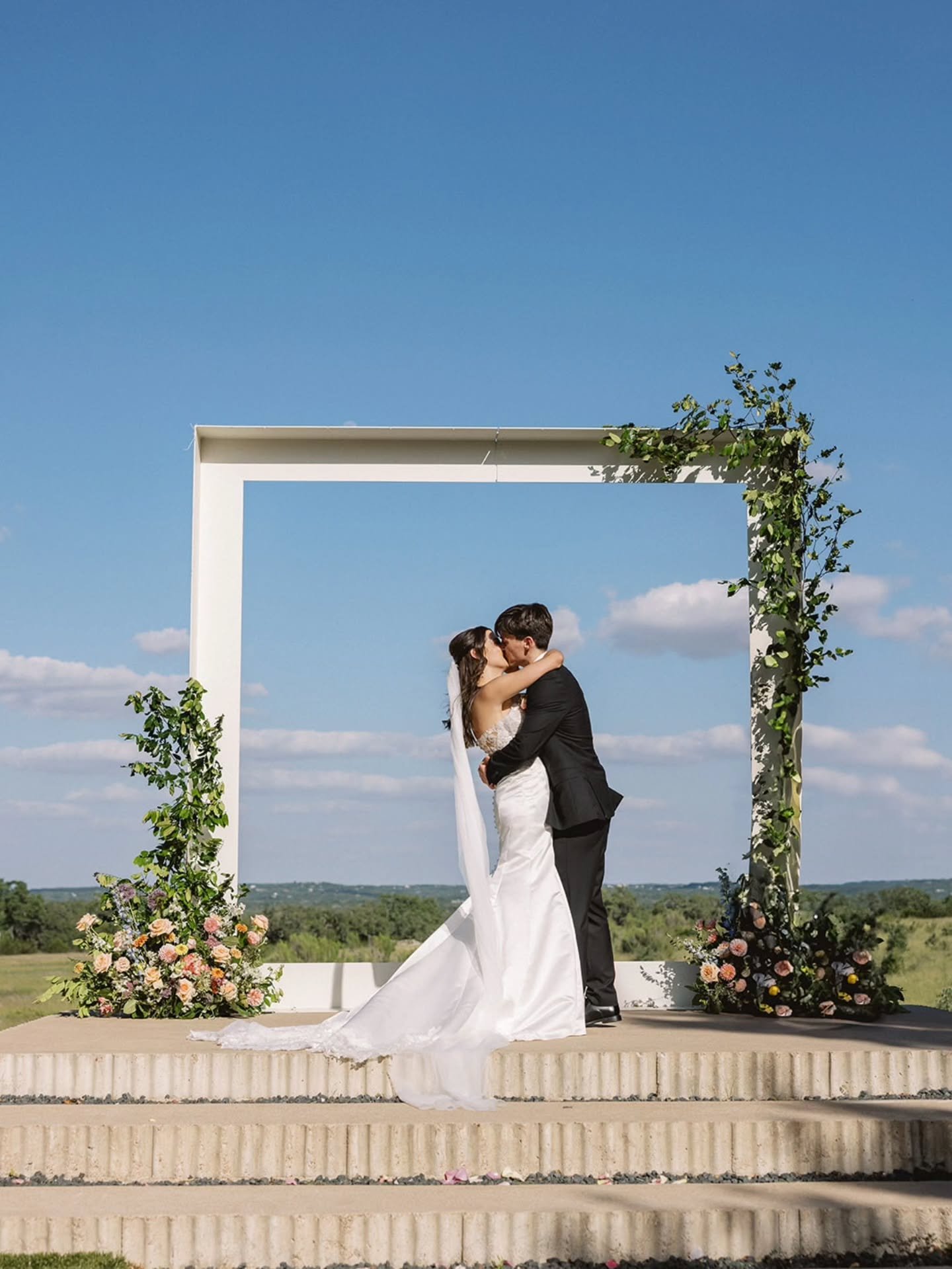 Spring garden party aesthetic? Say less. 🌿
The Zimels&rsquo; wedding day was nothing short of perfection&mdash;whimsical, joy-filled, and layered with garden party magic. 

Venue + Bar | @prospecthousetx
Coordination | @dayoflilyevents
Photography |
