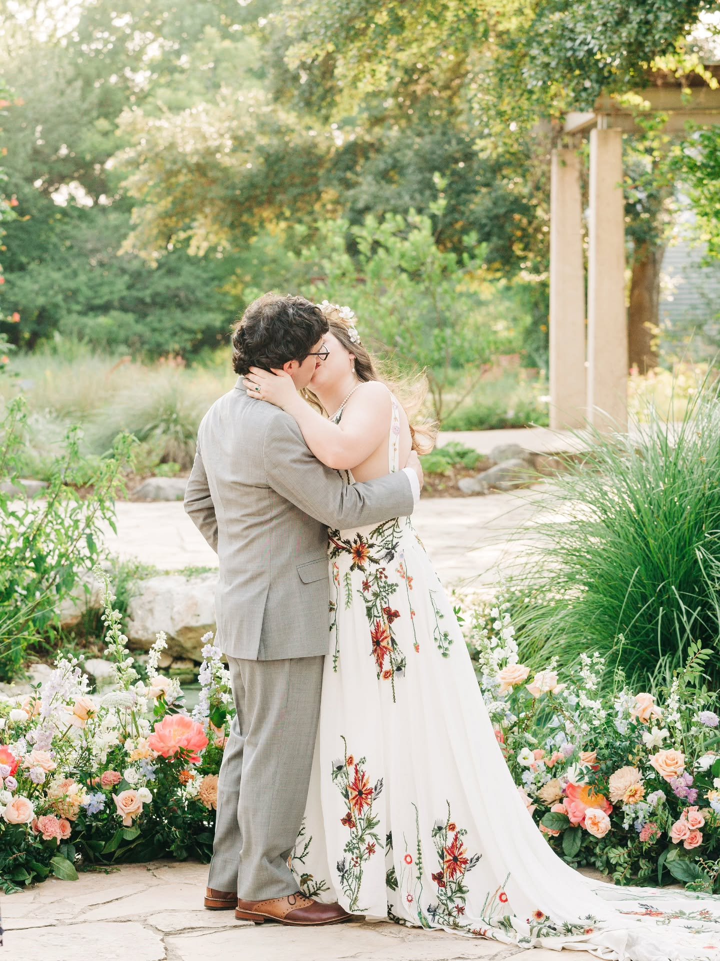 Spring hits different when you&rsquo;re saying &ldquo;I do&rdquo; in the middle of wildflowers 🌸

Emma + Cale&rsquo;s day at the Lady Bird Johnson Wildflower Center felt like the season wrapped around them in full bloom. Fresh greens, airy petals, a