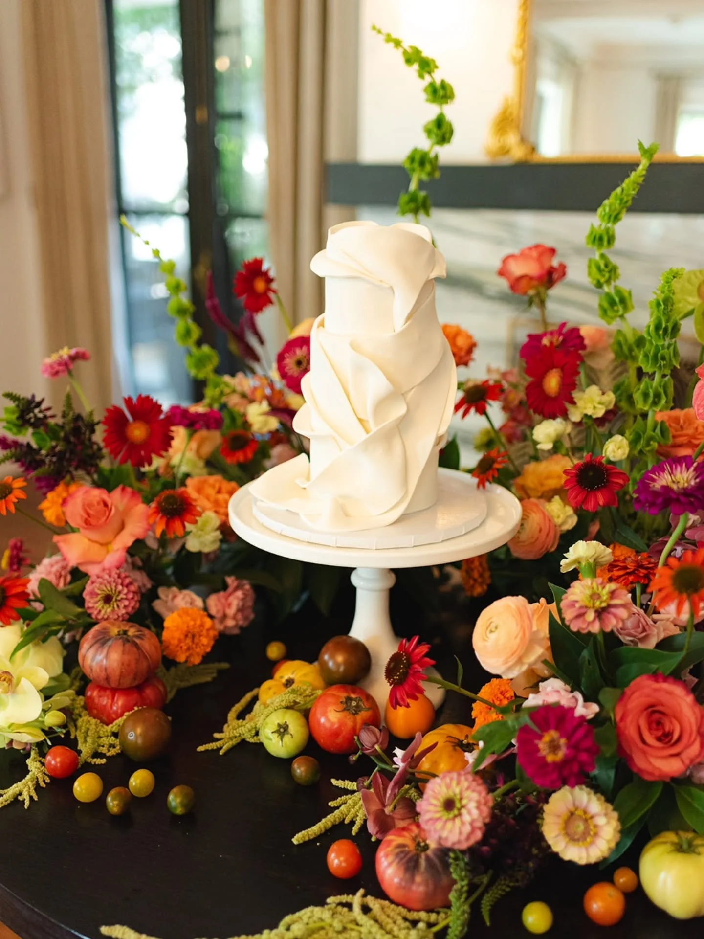 Tomato season + wedding cake ❤️ Two of our favorite things!

A beautiful wedding cake surrounded by a lush flower meadow is one of our favorite ways to make a statement. Sure, a grand floral arch or an overflowing dance floor installation is incredib