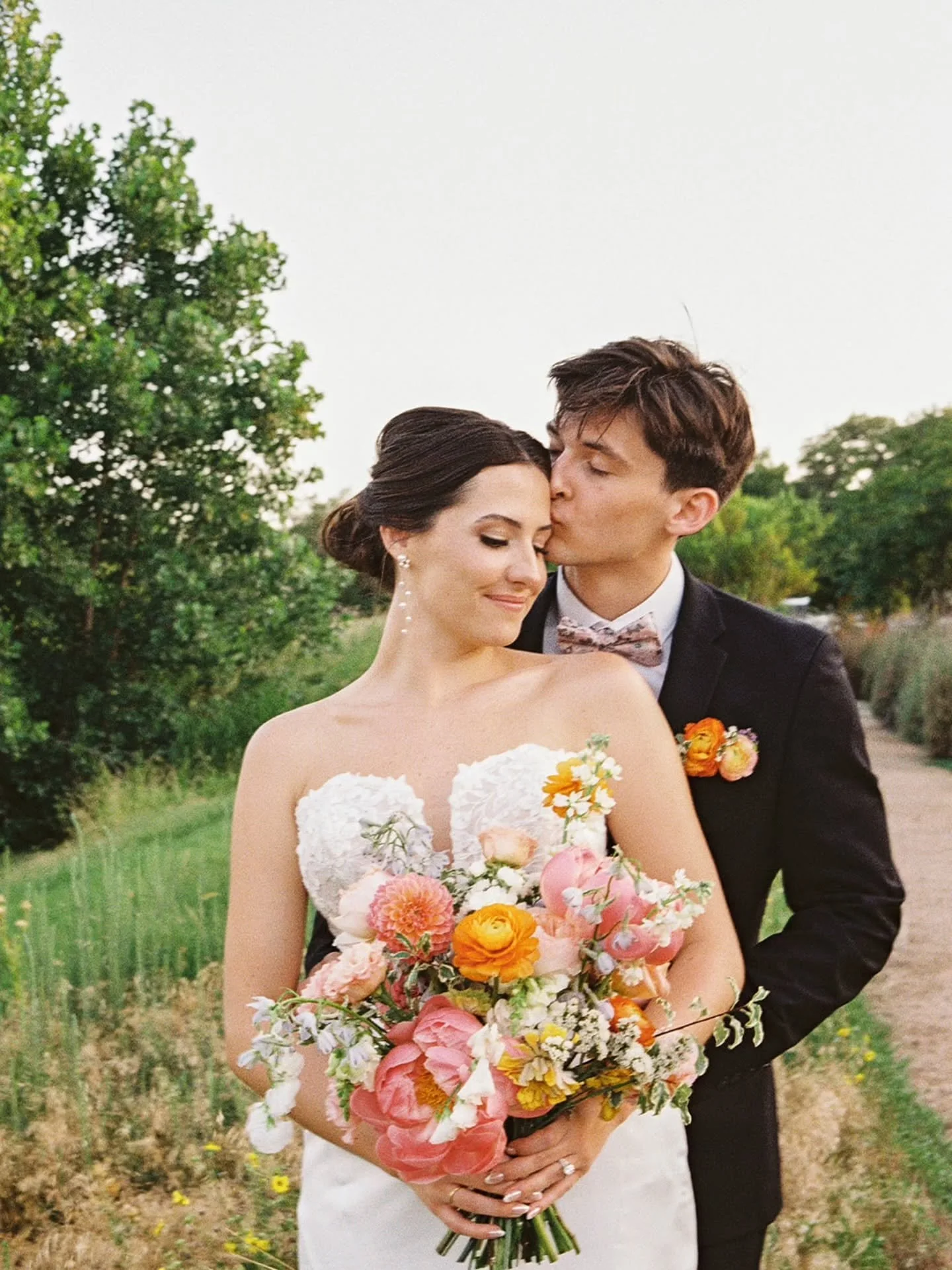 Happy belated Anniversary K + S! Can't believe it&rsquo;s been a year! Their day is even more stunning on film!

📷 @kelleylawsphoto 
@prospecthousetx 

#austinwedding #filmphotography #floraldesign #weddingflowers #yarrowandjames
