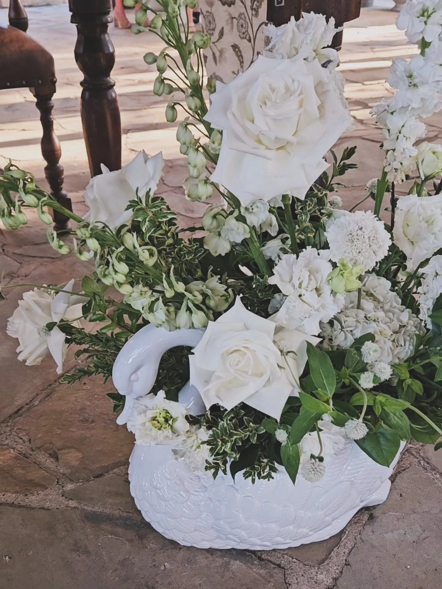 Posting on Instagram like it&rsquo;s 2010, when we were just sharing pretty things because we loved them. No trend chasing, no worrying about the algorithm. Just flowers. 

Also, can we talk about these adorable swan vessels?! 🦢 I don&rsquo;t have a