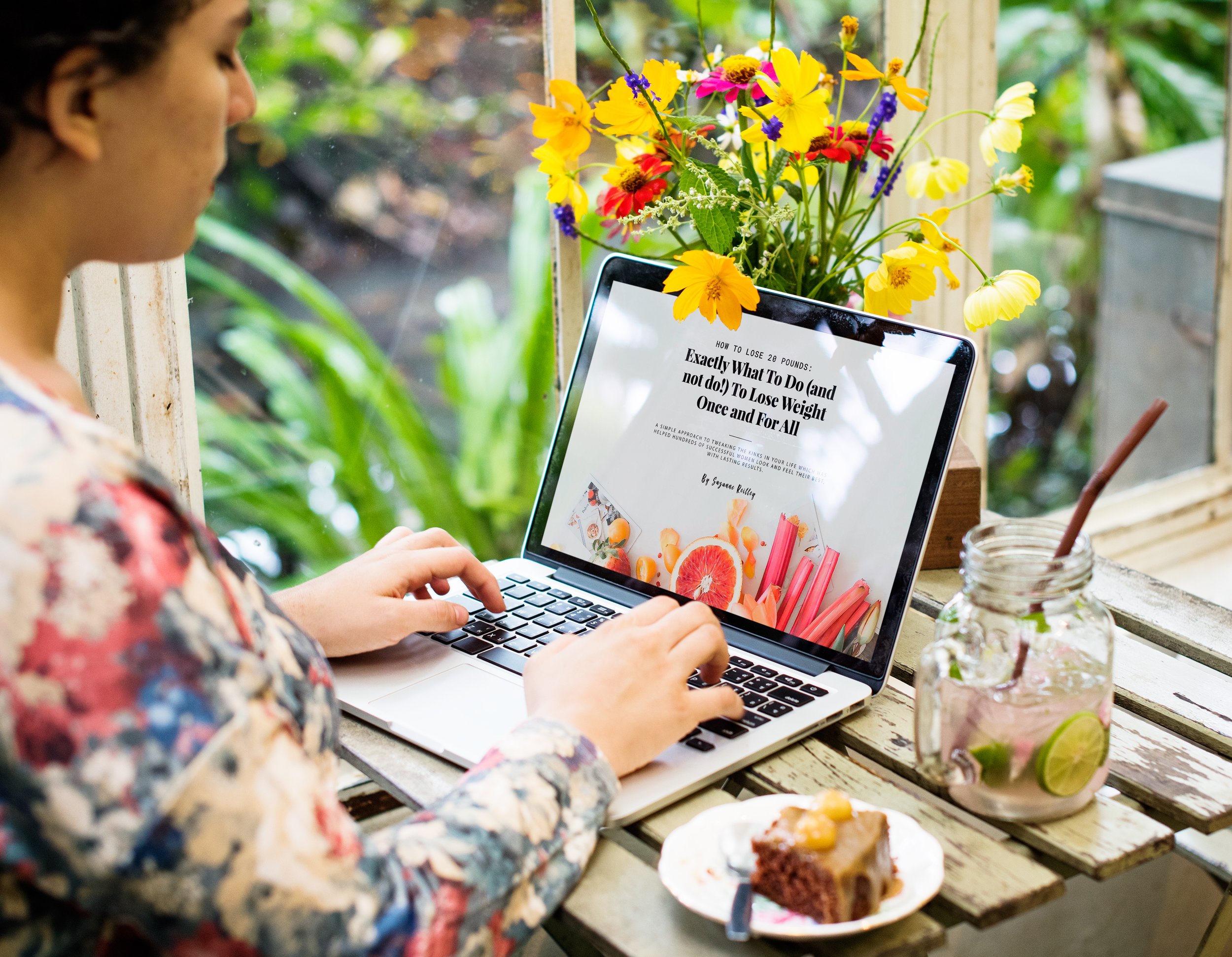 e-boook-laptop-woman-floral.jpg