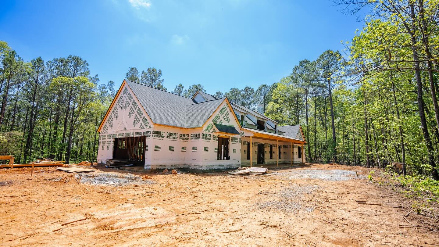 Happy Friday!!! 

Doors and windows are getting installed on this custom home build in Cartersville, Ga. Take a moment to reflect on this massive open plan space in the living room and huge windows for natural light! We are absolutely amazed! 

Do yo