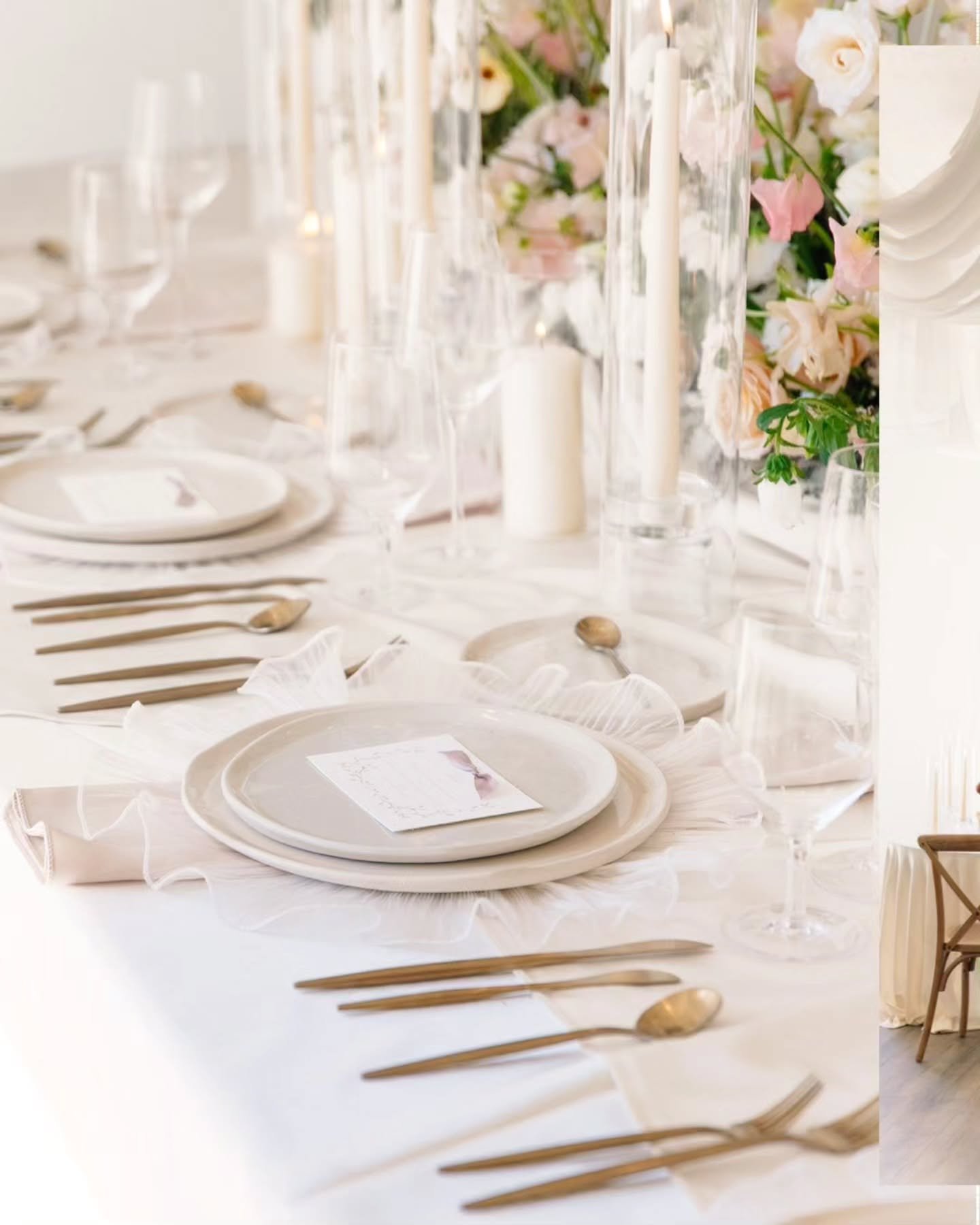 At The Magnolia the plates wear tutus 

PHOTOS: @juliamatherphoto
HOSTS: @ASPENEVENTS, @KUNZFLORALCO +
@JACKIESIGGARDPHOTOVIDEO
VENUE: @MAGNOLIAUTAH
FLORIST: @KUNZFLORALCO
&Eta;MUA: @YULI&Alpha;_WILCOX_PR&Omicron; +
@SIERRASBEAUTIES
DRAPING: @MOONLIG