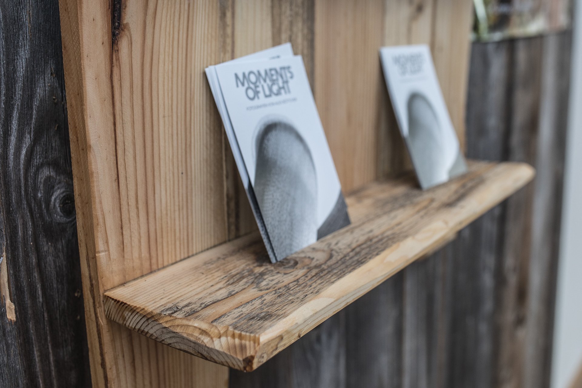 Bücher auf einem Holzregal