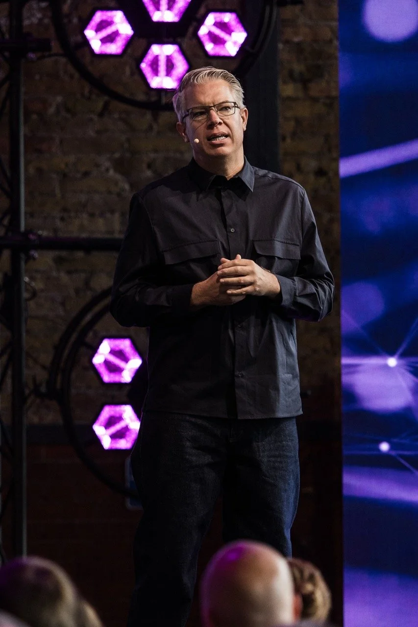 Frank Thelen  Speaker Portrait spricht auf Bühne in der Station Berlin auf dem KI BIG BANG Festival 2026