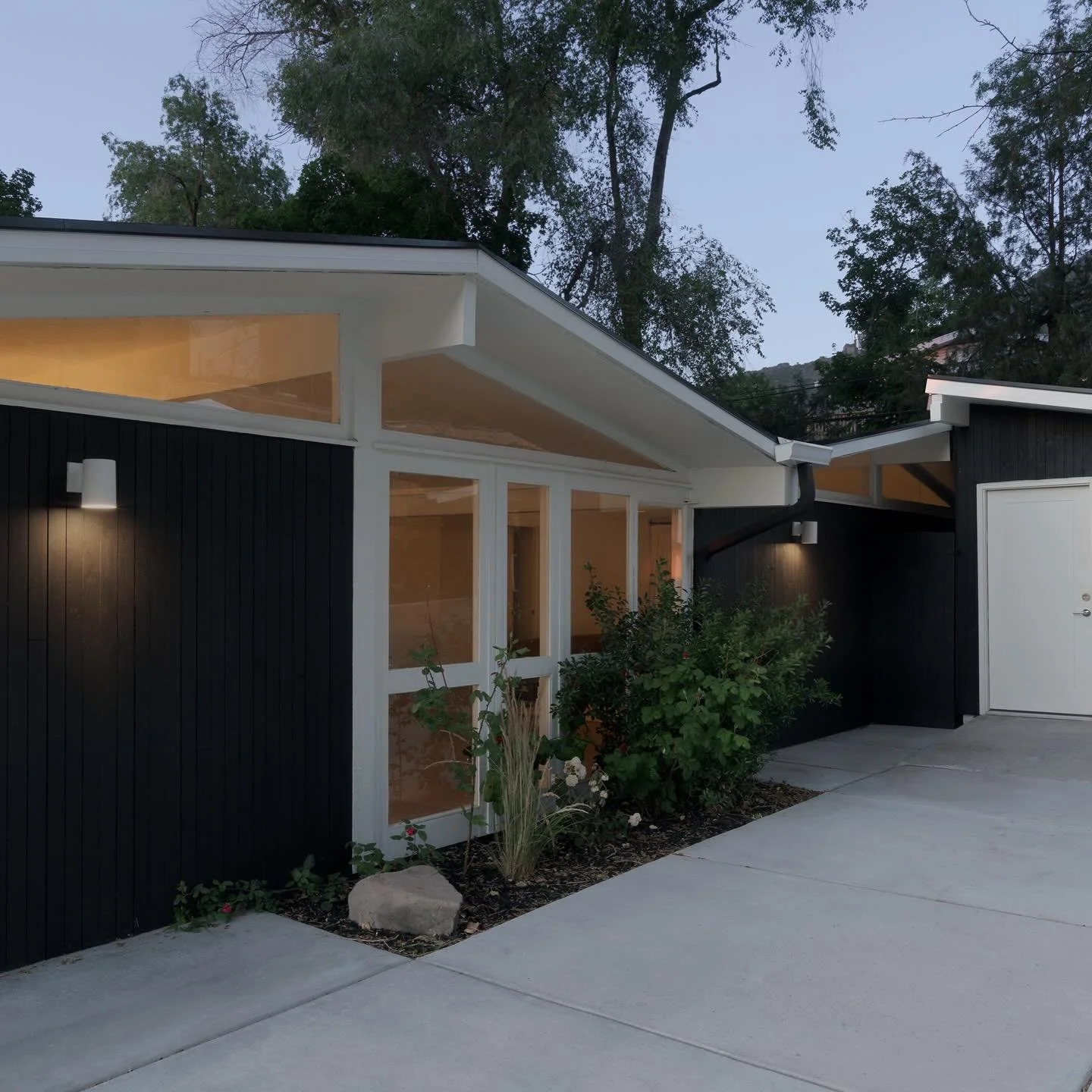 Deb&iacute; tirar m&aacute;s fotos - Listed as a tear-down, this Cliff May is one of only 14 in Utah. We stepped in and rebuilt it for generations to come.