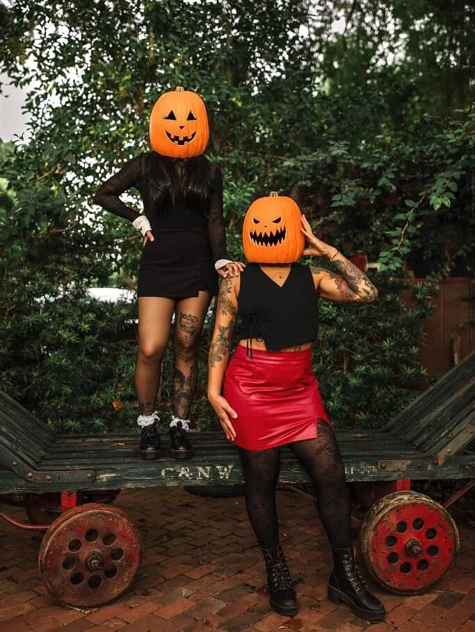 🍁Market Sundays at The Acre Orlando🍁
🗓️October 5th | 11AM–5PM 
📍 4421 Edgewater Dr, Orlando, FL 32804 @theacreorlando 
🍂 Shop 20+ local vendors
🍂Halloween mini sessions🎃 w/@patricialapelirojaphoto 
🍂 Celebrate community + shop small ?