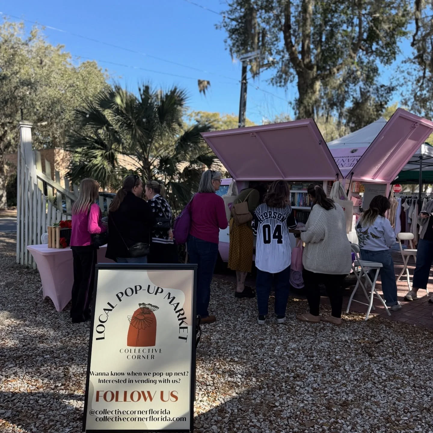 Stories &amp; Sweethearts is happening today and @farmnine is already full of so many sweethearts 💕📖
@poppythebooktruck is here and fully loaded, plus romance reads, blooms, and all the cozy market vibes.

We&rsquo;re here until 4 PM today, come wa