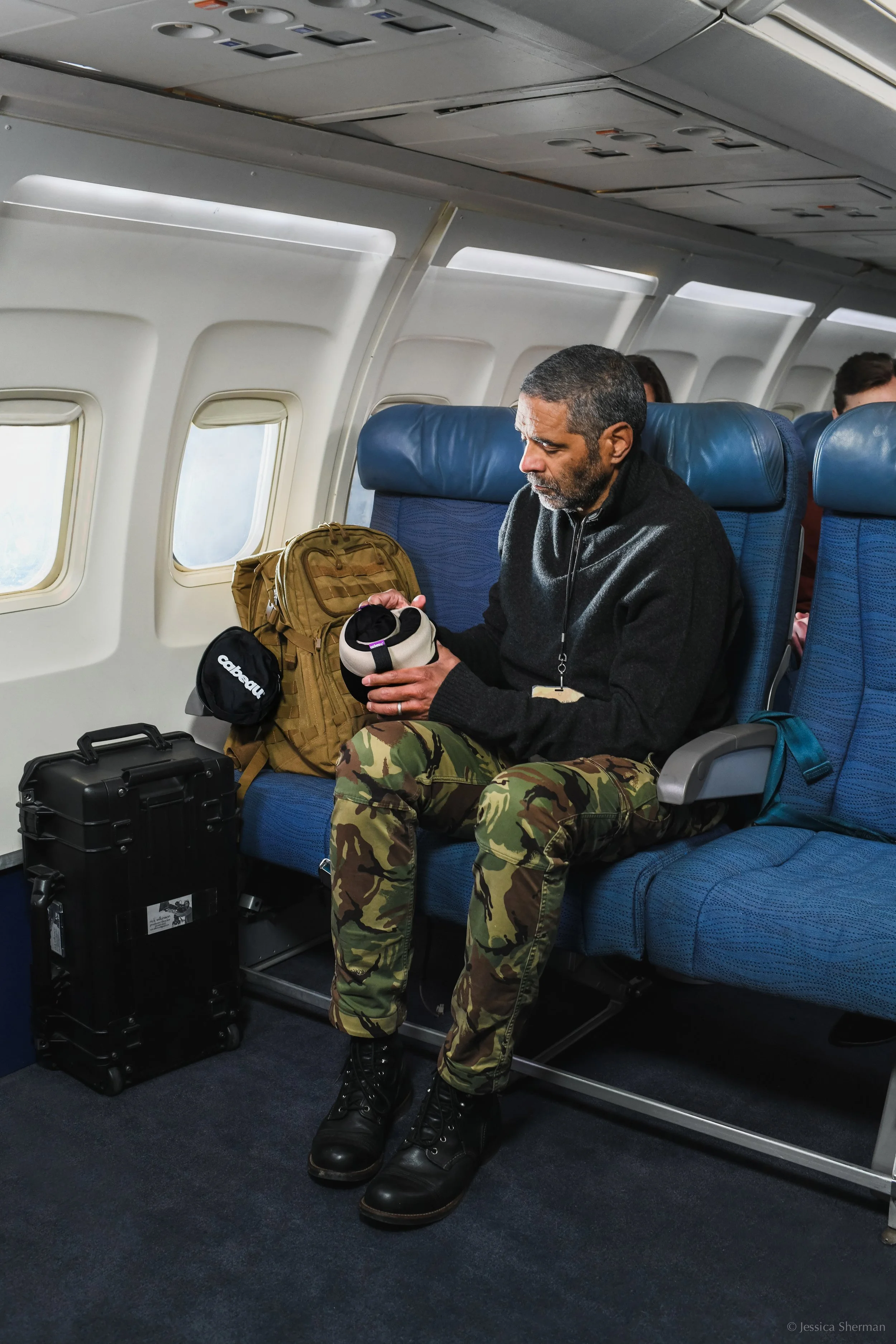 DSC_0828-PLANE-REVEAL-GRAY-BLK-FROM-CABEAU-BAG-RICK.jpg