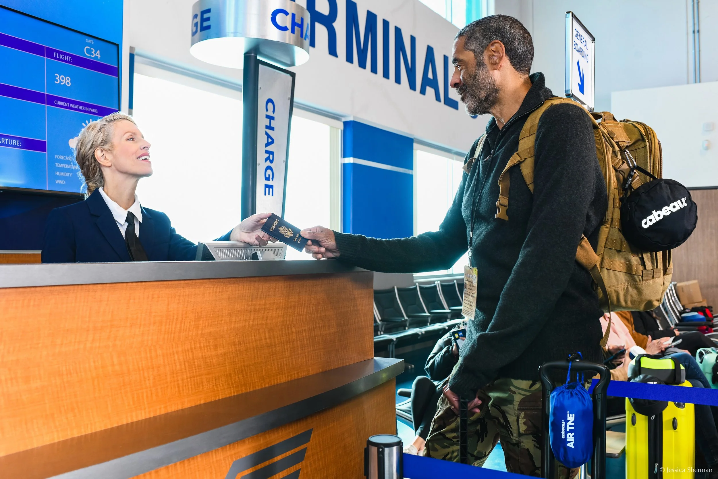 DSC_2108-AIRPORT-CHECKIN-PAMELA-RICK-AIR-TNE-CABEAU.jpg