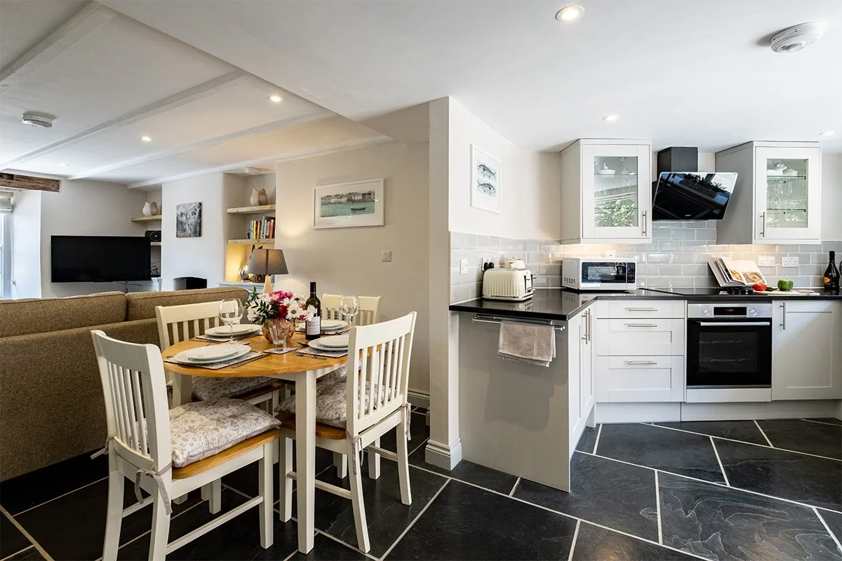 kitchen dining room at gulls roost in Port Isaac