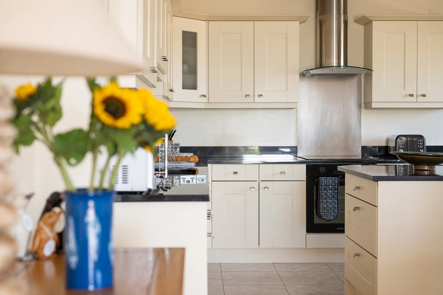 kitchen at sea gems self catering holiday let in port isaac with sunflowers in the foreground