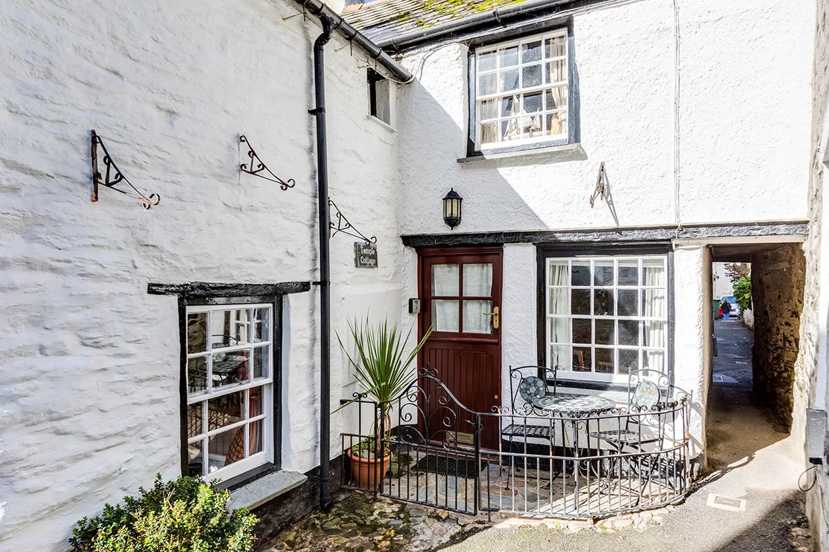 temple cottage and temple bar, also known as squeezy-belly-alley, in port isaac, cornwall