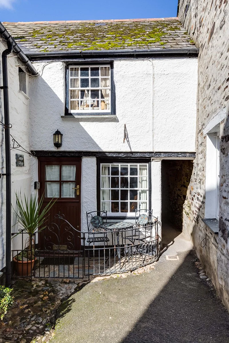 historic temple cottage and temple bar, also known as squeezy-belly-alley, in port isaac, cornwall
