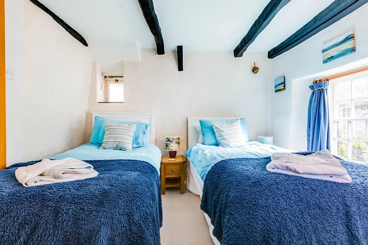 cosy twin bedroom in temple cottage, port isaac, cornwall